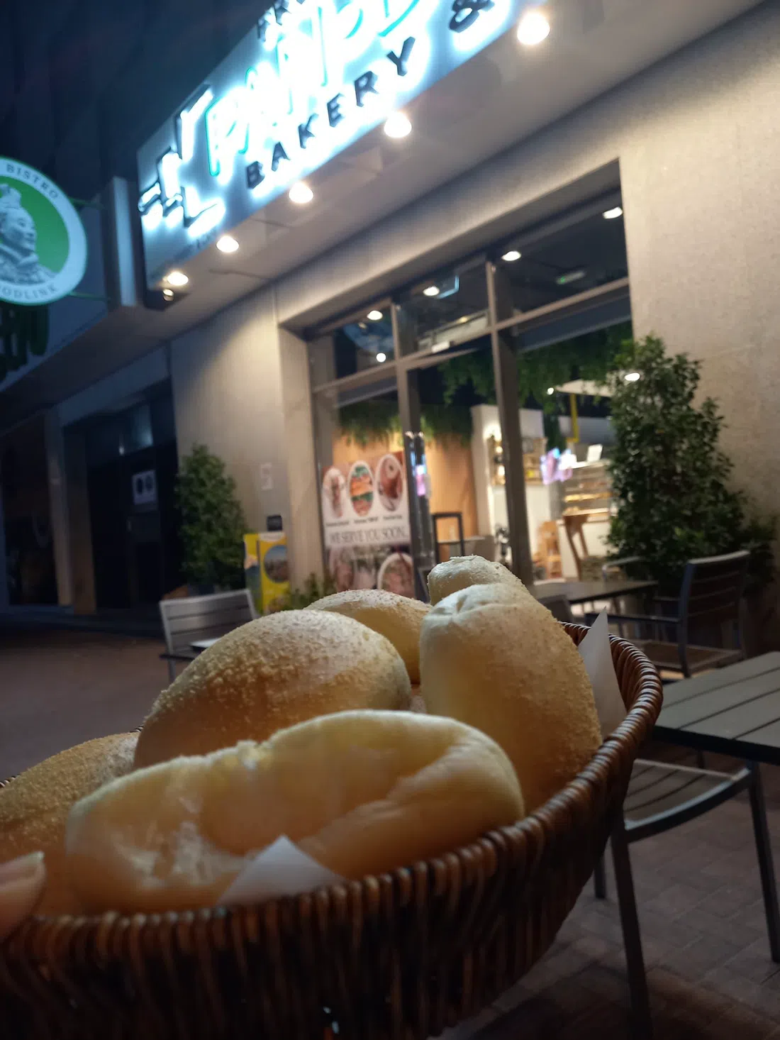 Pandecia, Dubai